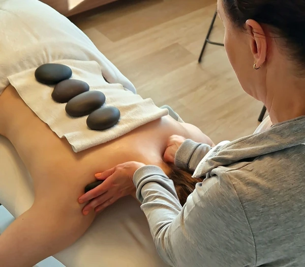 massage met hete stenen lichaamsbehandeling schoonheidssalon Heerhugowaard